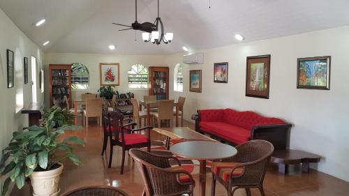 Shared lounge/TV area, Blue Horizons Garden Resort in St Georges