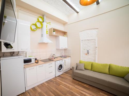 Honey Apartment with Balcony - image 4