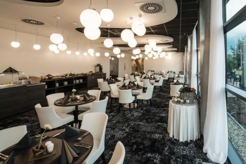 ห้องจัดเลี้ยง, Grid Hotel in เชเบติน