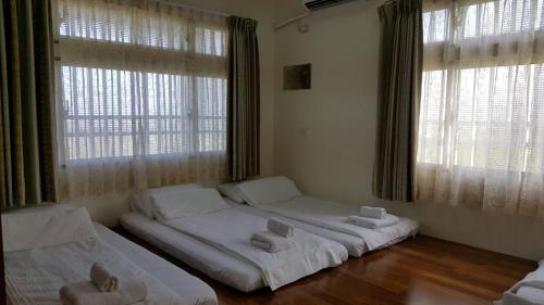 6 futon beds