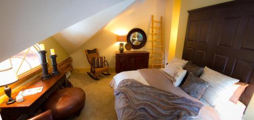 Deluxe King Suite