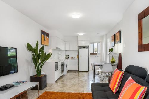 Bayview Beachfront Apartments, in town right on the beach — Photo 2