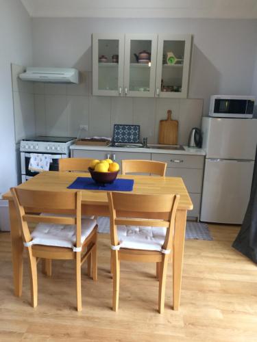 Whispering Pines Bed and Breakfast in Collie