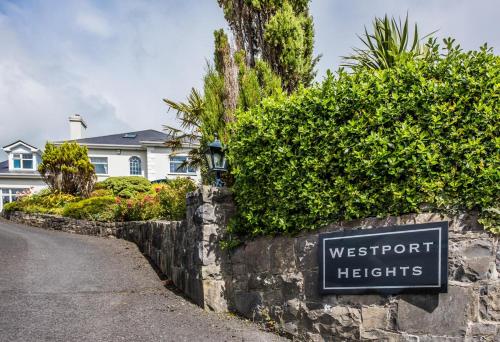 Entrance, Westport Heights in Knockranny
