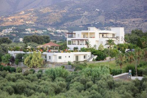 Exterior view, Pinelopi Apartments in Gerogioupoli