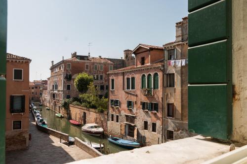 7 WINDOWS ON VENICE - image 9