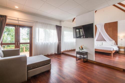 Twin Bay Resort in Kaw Kwang Beach