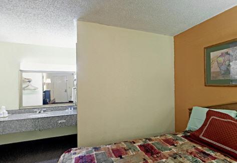 Rodeway Inn Canton I-55 – Canton, MS