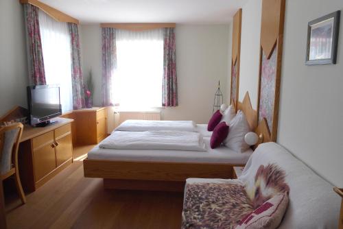 1 king bed, 1 sofa bed