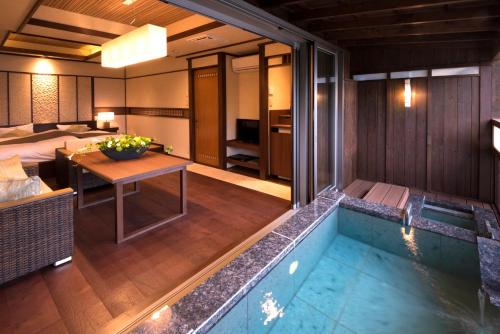 Hollywood Twin Room with Open-Air Bath - Non-Smoking