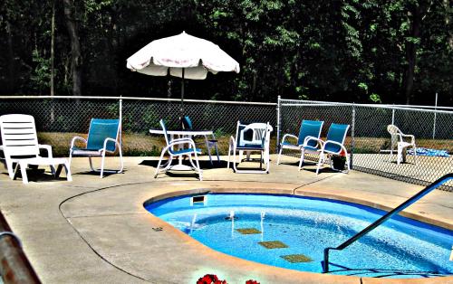 Bear Cave Camping Resort in Buchanan, USA