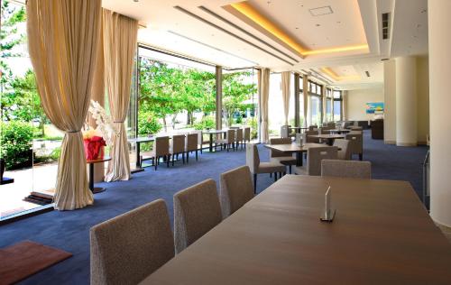 Pub/Lounge, Shiraraso Grand Hotel in Sirahama