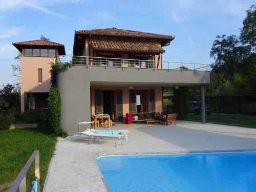 Villa Architetti Piemonte, Beautiful 5 bedroom, six bathroom Private Villa with Infinity Pool and Bar, perfect for groups - Accommodation - Calamandrana