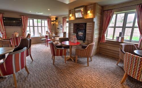 ห้องอาหาร, เชน รันเนอร์ บาย มาร์สตัน อินน์ส (Chain Runner by Marston's Inns) in ลิฟวิ้ง