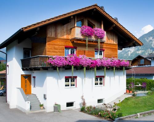  Apartments Schöll, Pension in Reutte bei Weissenbach am Lech