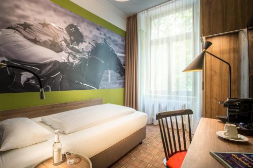 The Ascot Hotel - image 2
