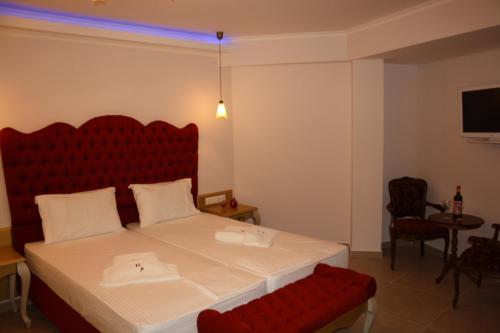 One-Bedroom Suite with Panoramic Sea View image 9