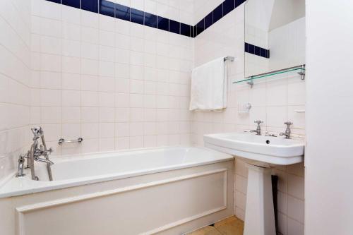 Veeve - Queen's Gardens Flat - image 9