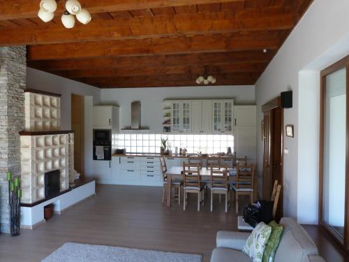 Villa Holiday in โปรอสซโล่