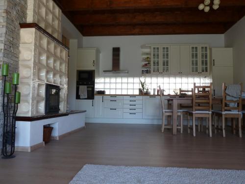 Villa Holiday in โปรอสซโล่