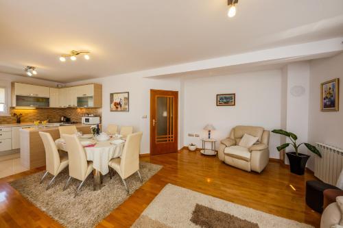 Oprema, Villa Julija in Kaštel Lukšič