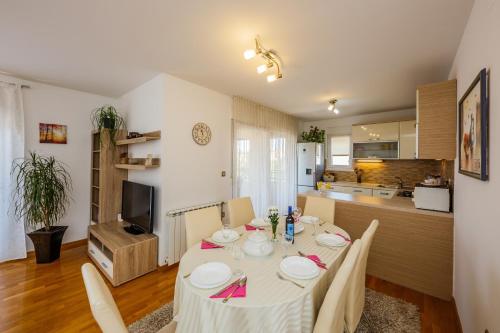 Oprema, Villa Julija in Kaštel Lukšič