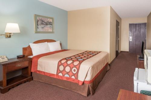 Super 8 By Wyndham Woodstock in Woodstock (IL)