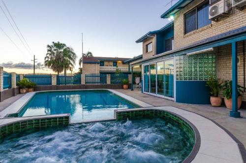 สระว่ายน้ำ, แกลดสโตน ปาล์ม มอเตอร์อินน์ (Gladstone Palms Motor Inn) in แกลดสโตน