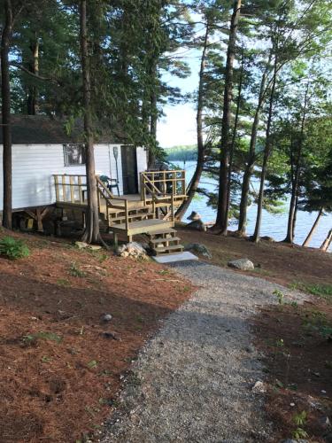 Pine Shore Motel And Cabins In Me