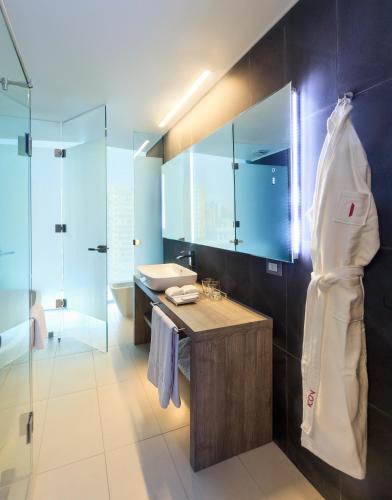 109570426 Icon Hotel
