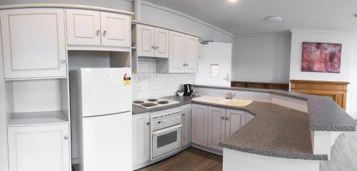 keuken, Nightcap at Rose and Crown Hotel in Elizabeth