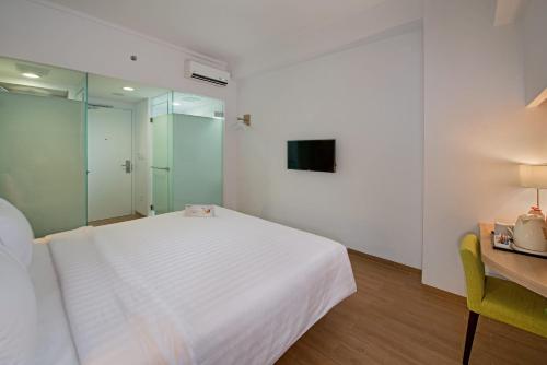 Standard Double Room image 6