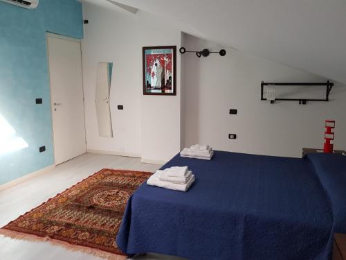 1 queen bed, 2 twin beds, 1 sofa bed