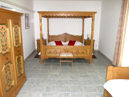 1 queen bed, 1 twin bed