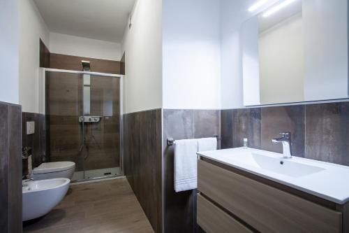 Bathroom, Astoria Suite Apartments in Bologna