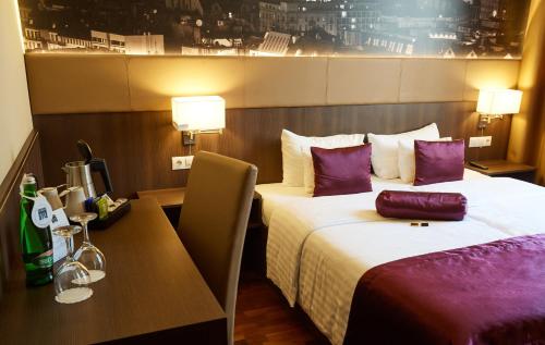 12 Revay Hotel