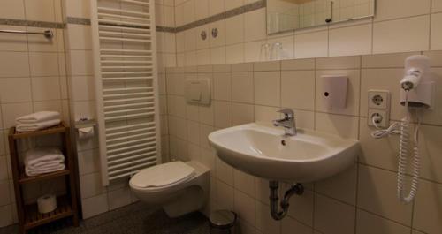 Hotel Zittauer Hof Set in a prime location of Zittau, Hotel Zittauer Hof puts everything the city has to offer just outside your doorstep. The property features a wide range of facilities to make your stay a pleasant ex