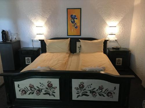 1 queen bed, 1 twin bed