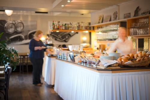 Restaurant, Hotel Neufeld in 2. Wollishofen-Leimbach-Enge