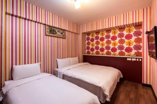 1 double bed, 1 twin bed