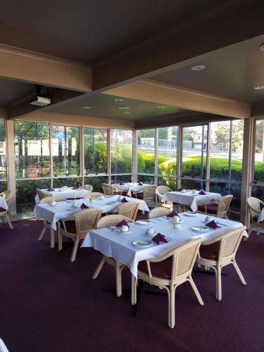 مطعم, رينجوود ليك إن (Ringwood Lake Inn) in Mitcham