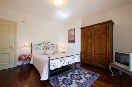 1 queen bed, 1 sofa bed