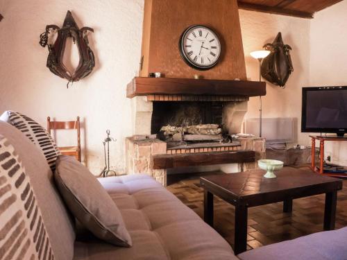 Holiday Home in Felines-Minervois with Swimming Pool - image 2