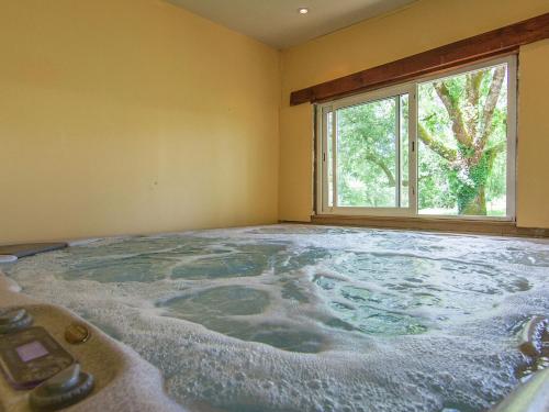 Cozy Cottage in Bourgnac with Jacuzzi