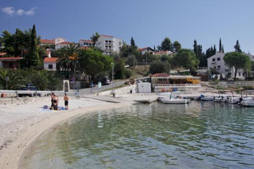  Apartments Zvone in Okrug Donji