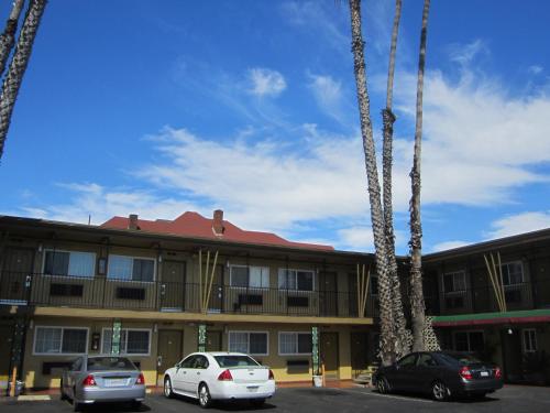 Civic Center Lodge / Lake Merritt BART