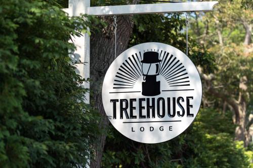 Treehouse Lodge - Accommodation - Woods Hole