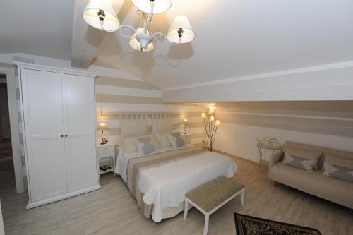 1 queen bed, 1 sofa bed