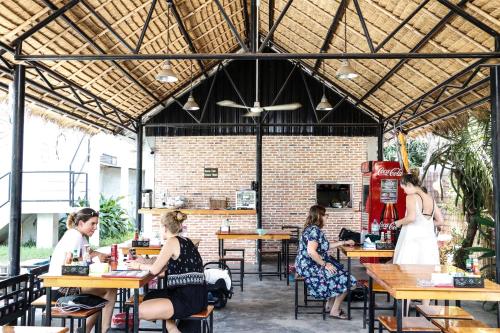 プール パーティ ホステル