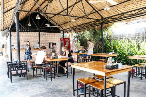 プール パーティ ホステル